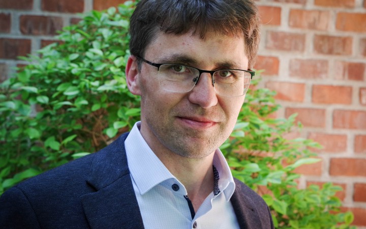 Mozgová bunka dokáže oveľa viac ako počítačový neurón. Nekontrolovanej umelej inteligencie sa neobávam