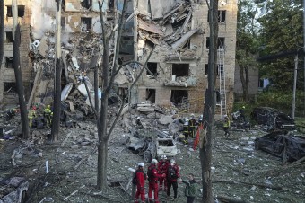 Rusi dronmi a raketami opäť zasiahli obytné domy v Kyjeve, zomrelo najmenej päť ľudí