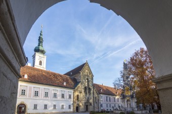 Vatikán si posvieti na opátstvo, ktoré zažíva veľký rozmach. Polícia hľadá anonyma, ktorý písal proti kláštoru
