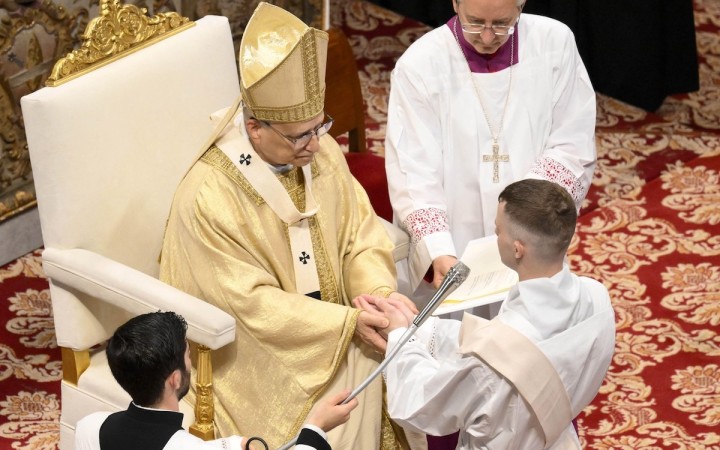 Pochádza z nepraktizujúcej rodiny. To, že ho vysvätí pápež, sa dozvedel zo sociálnej siete