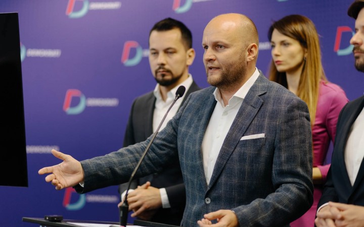 Šéf strany Demokrati Naď pôjde vypovedať v prípade darovania munície Ukrajine vo štvrtok