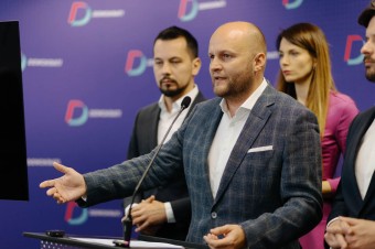 Šéf strany Demokrati Naď pôjde vypovedať v prípade darovania munície Ukrajine vo štvrtok