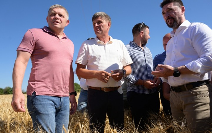 Fica prišiel na pole pozrieť aj Matovič, vítal ho transparentom a obvinil z kradnutia
