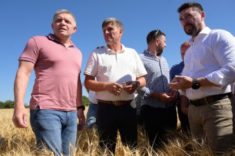 Fica prišiel na pole pozrieť aj Matovič, vítal ho transparentom a obvinil z kradnutia