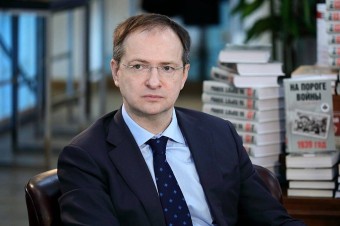 Kto je Vladimir Medinskij, ktorý velebí Stalina a v mene Putina rokuje s Ukrajinou o mieri