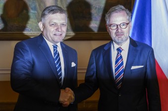 Neblokujte balík sankcií, vyzýva Fiala. Rešpektujte záujmy Slovenska, reaguje Fico