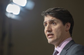 Trudeau sľúbil nové opatrenia na kontrolu zbraní, ak vyhrá voľby 