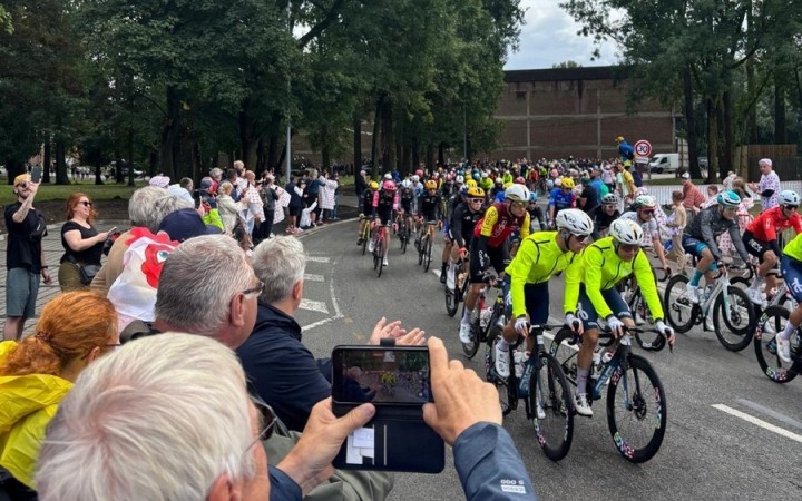 Ako cyklistické preteky stelesňujú deliacu líniu francúzskej ľavice