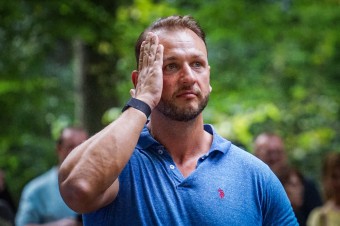 Minister vnútra už robí hanbu aj vonku. Vpred ho ženie len pomsta