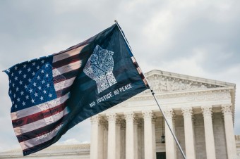 Konzervatívci zaznamenali významné víťazstvá. Čaká ich však spor s lojalitou k Trumpovi