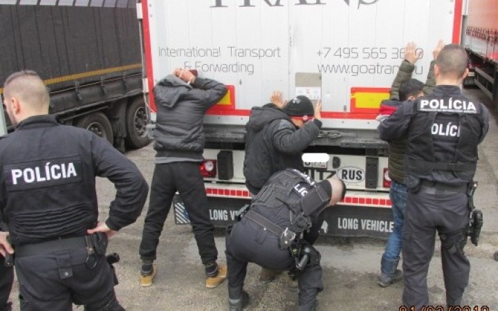 V Štúrove zadržali nelegálnych migrantov z Afganistanu, schovali sa pod vagóny