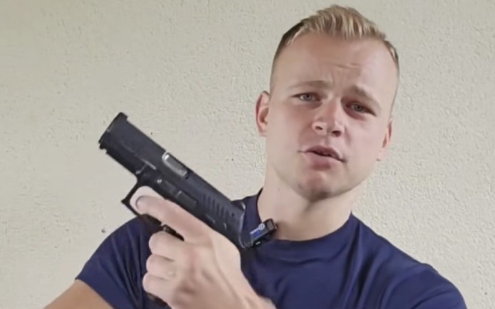 Mazurek natočil video s politikom AfD, kde im na stole leží zbraň. Pročko tvrdí, že mieril na deti