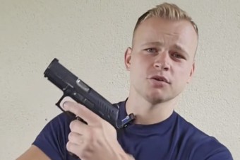 Mazurek natočil video s politikom AfD, kde im na stole leží zbraň. Pročko tvrdí, že mieril na deti