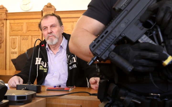 Strelec po útoku nekládol aktívny odpor, vypovedali ochrankári. Omylom nasadili putá aj policajtovi