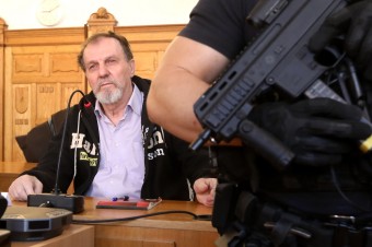 Strelec po útoku nekládol aktívny odpor, vypovedali ochrankári. Omylom nasadili putá aj policajtovi