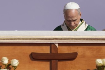 Lev XIV. neohlásene navštívil v nemocnici vážne chorého chlapca, ktorý prišiel na Jubileum mladých