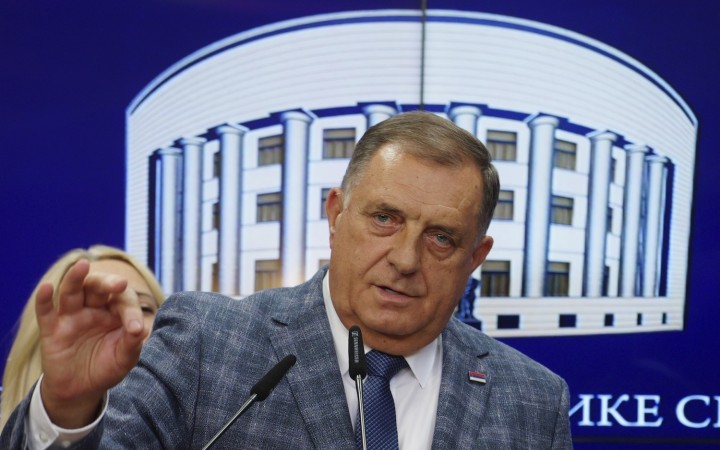 Úrady v Bosne a Hercegovine zbavili funkcie prezidenta Milorada Dodika