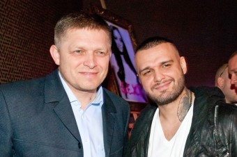 Jediným príspevkom zasiahnu masy a politici sú im ochotní platiť v desaťtisícoch