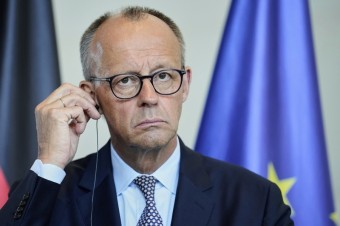 Osamelé rozhodnutie zastaviť dodávky zbraní Izraelu ho opäť vykresľuje ako nespôsobilého