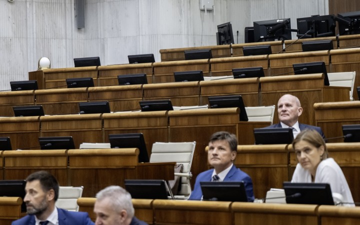 Prezentovalo sa iba 52 poslancov, chýbali aj opoziční. Návrh zaradia na septembrovú schôdzu