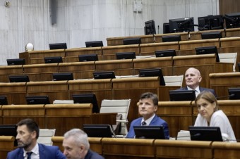 Prezentovalo sa iba 52 poslancov, chýbali aj opoziční. Návrh zaradia na septembrovú schôdzu