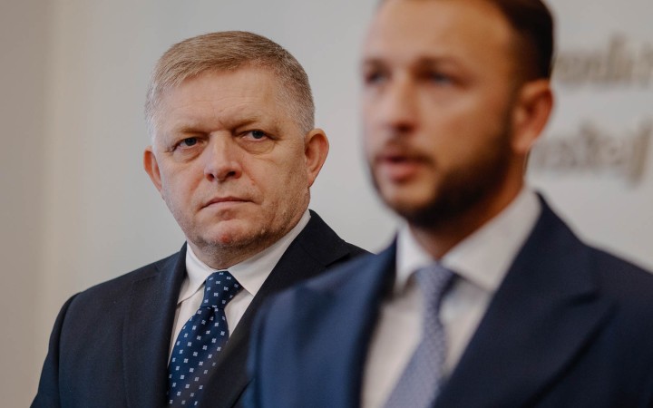 Naštvaný Fico karhá koaličného partnera. Prekryl silnú tému Smeru
