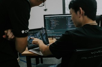 Umelá inteligencia ohrozuje začínajúcich informatikov a, naopak, odštartovala súboj o ich top talenty