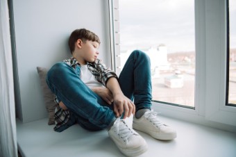 Syn má obrovský stres, že začína druhý stupeň. Nechce ísť do školy a plače za kamarátmi