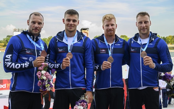 Slovenský štvorkajak na 1000 m získal bronz, triumf Nemcov