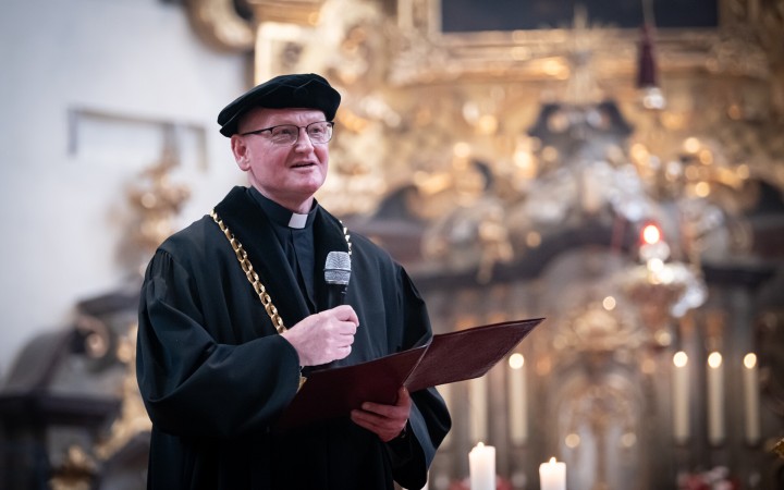 Dekana odvolali druhýkrát, rektorka mu rozhodnutie chcela doručiť, skončilo sa to vypáčením dverí