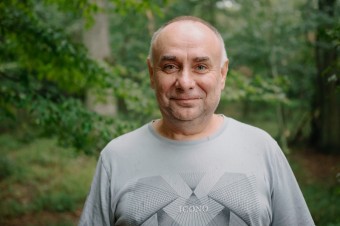 Stres a strach mi pomáhajú odpútať sa od žiaľu za rodinou. Nemám kedy ľutovať sa, že som tu sám