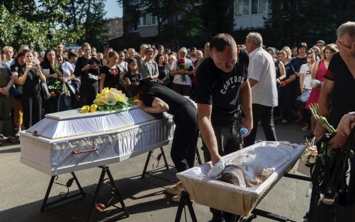 Trúchliaci sa rozlúčili s mladou matkou a jej dvojročnou dcérou, ktoré zasiahla ruská raketa
