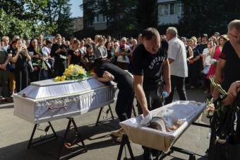 Trúchliaci sa rozlúčili s mladou matkou a jej dvojročnou dcérou, ktoré zasiahla ruská raketa