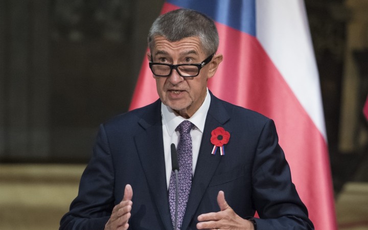 Českého expremiéra zasiahli barlou do hlavy, zrušil utorkový program