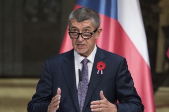 Českého expremiéra zasiahli barlou do hlavy, zrušil utorkový program