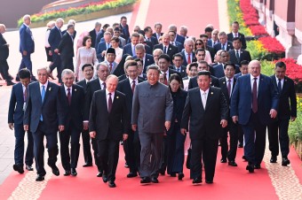 Fico bol ako jediný z lídrov EÚ. S Putinom a Kimom sledovali nové zbrane, Trump poslal odkaz