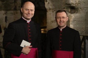 Pápež Lev XIV. predĺžil na ďalšie päťročné obdobie slovenským kňazom Jánovi Dubinovi a Ľubomírovi Welnitzovi službu pápežských ceremoniárov