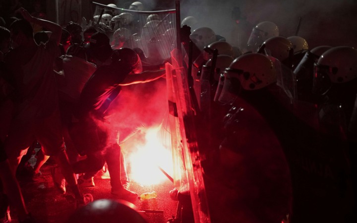 Polícia proti demonštrantom nasadila slzný plyn, zbila starého muža a napadla aj novinárov
