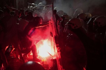 Polícia proti demonštrantom nasadila slzný plyn, zbila starého muža a napadla aj novinárov