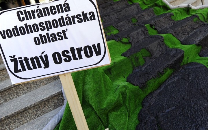 Aktivisti našli v pitnej vode zo Žitného ostrova mikroplasty