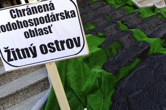 Aktivisti našli v pitnej vode zo Žitného ostrova mikroplasty