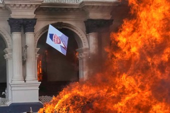 Parlament je v plameňoch, premiér odstúpil, polícia strieľa a demonštranti tlčú ministrov