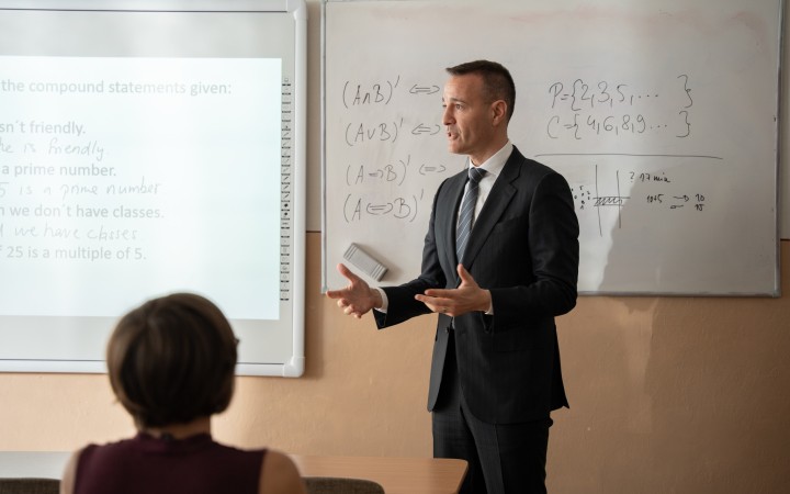 Je školné nevyhnutnosť alebo elitársky poplatok? A čo ponúka Drucker