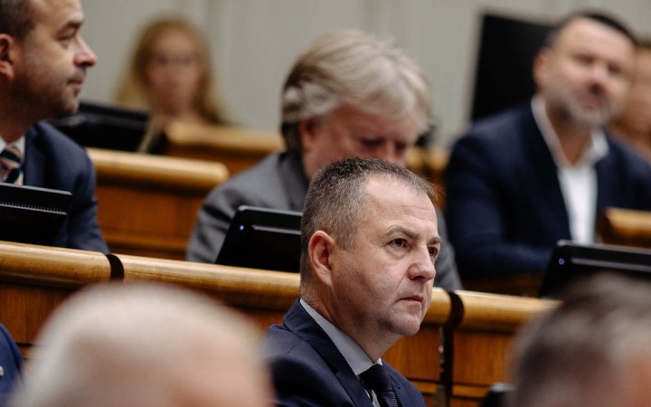 O novele ústavy sa bude hlasovať napriek tomu, že koalícia nemá 90 hlasov