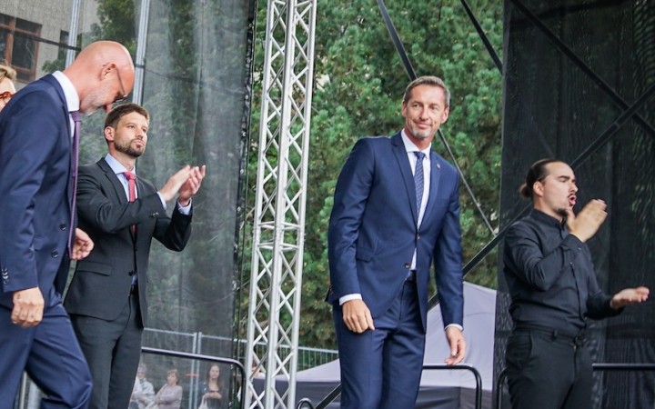 Sme rozdielni, ešte sa musíme zladiť, dajte nám čas. Šimečka v prejave obhajoval mamu