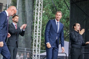Sme rozdielni, ešte sa musíme zladiť, dajte nám čas. Šimečka v prejave obhajoval mamu