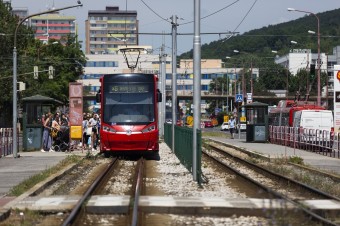 Dopravu na Obchodnej ulici v Bratislave po vykoľajení električky obnovili 
