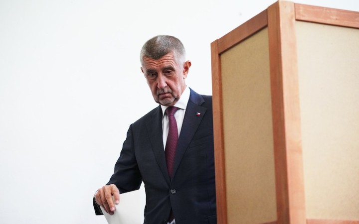Najväčšie šance na výhru má Andrej Babiš, voľby sprevádzajú problémy s elektronickými dokladmi