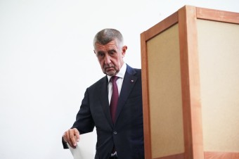 Najväčšie šance na výhru má Andrej Babiš, voľby sprevádzajú problémy s elektronickými dokladmi