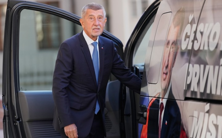 Nový parlament sa zíde začiatkom novembra, šéf Stačilo! prosí ľudí o peniaze